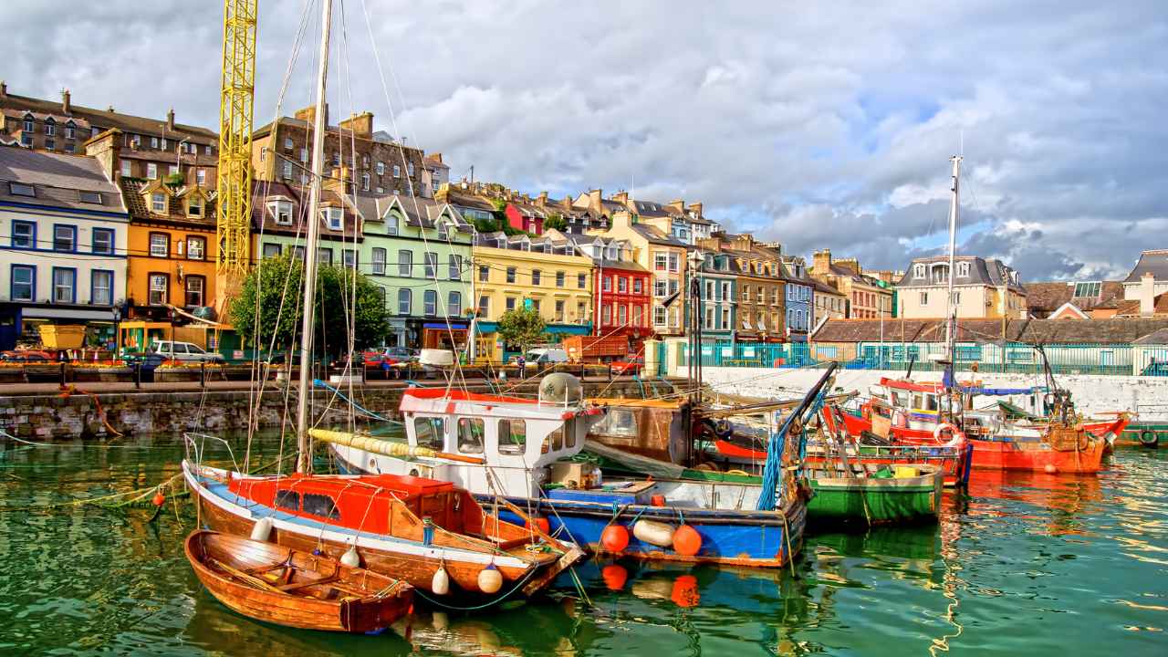 Puerto de una localidad de Irlanda con barcos y casas de colores