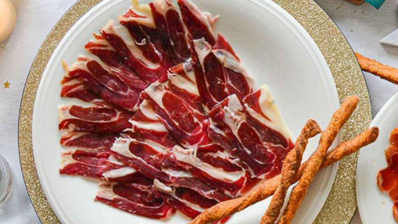 Platos de jamón ibérico cortado y preparado para degustación