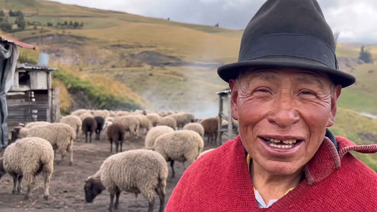 Juanito, pastor de 71 años, junto a sus ovejas a 4.000 metros de altura en Ecuador
