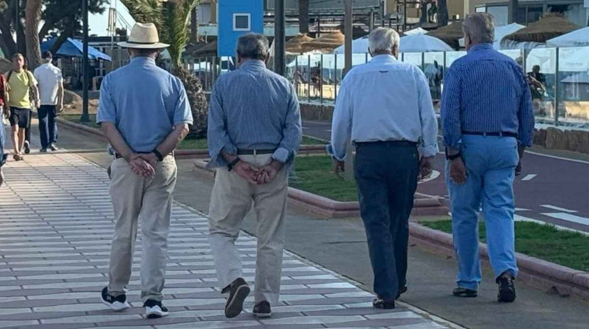 Personas mayores jubiladas caminando por la calle