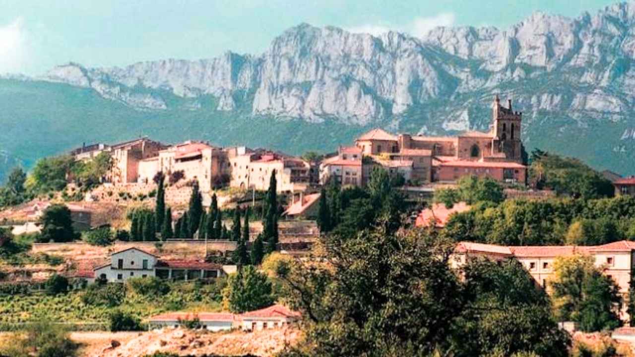 Vista del pueblo medieval de Laguardia en Álava rodeado de viñedos