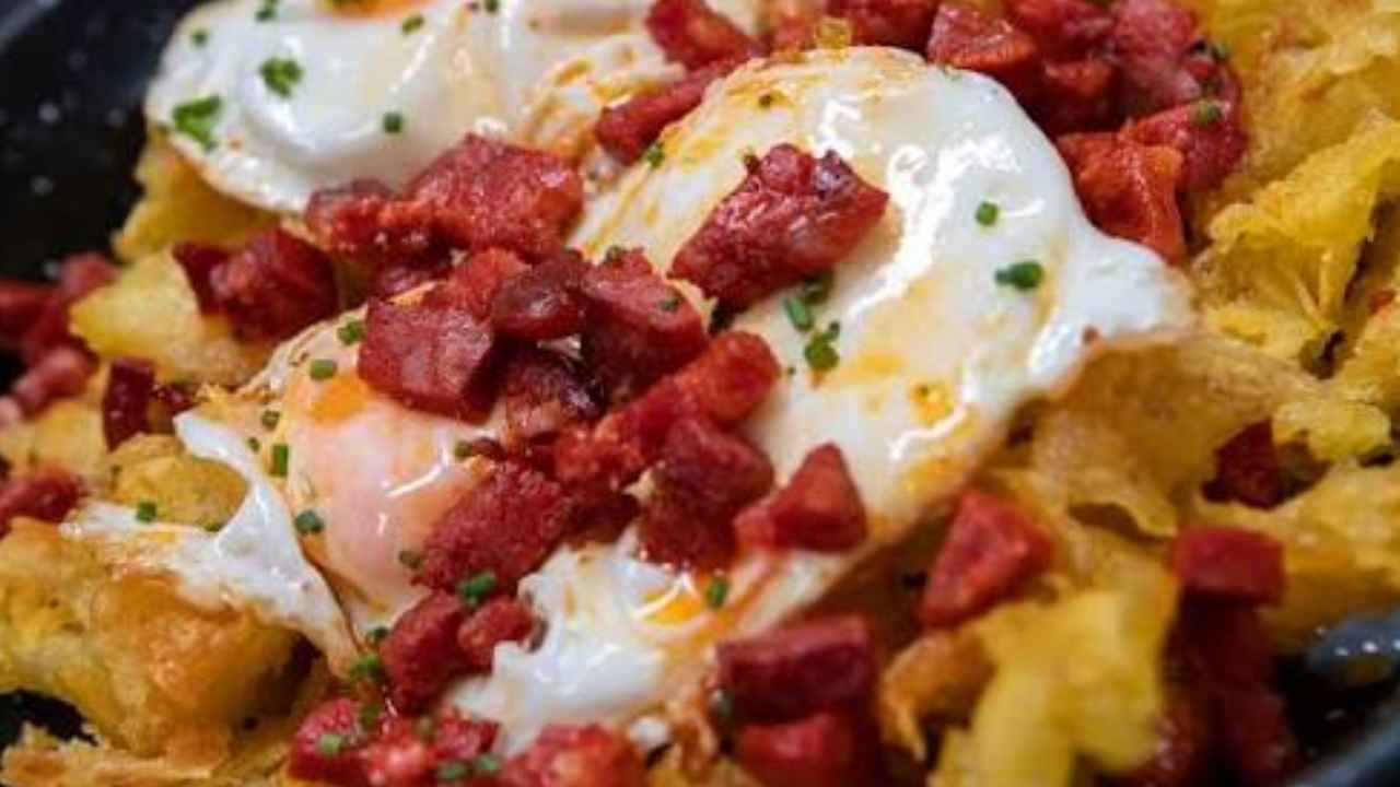 Plato de huevos rotos con chorizo y patatas