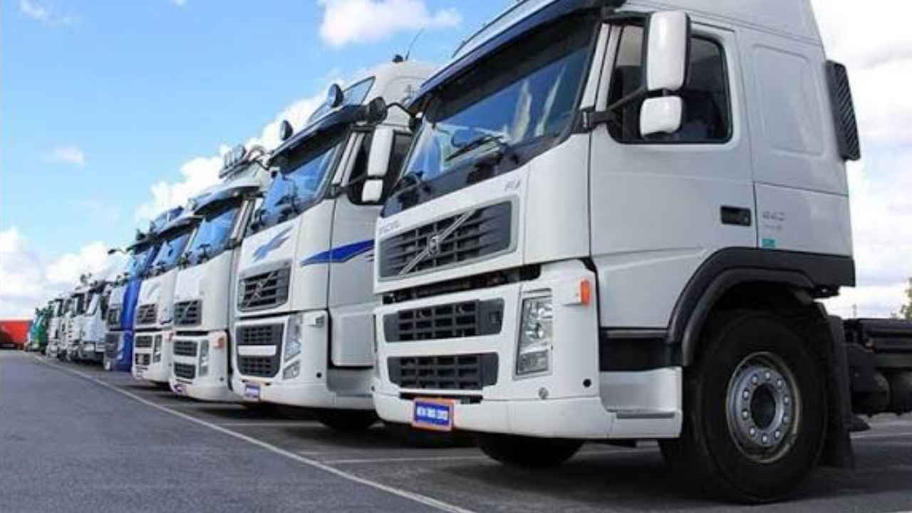 Camiones de transporte de mercancías estacionados en fila