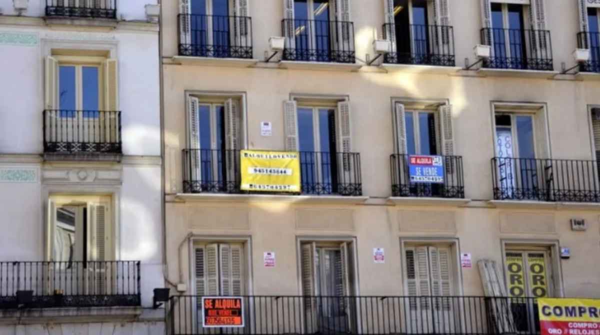Edificio de viviendas en Madrid con carteles de alquiler