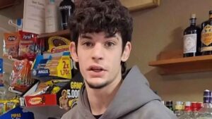 Mario, 23 años, cambia Valencia por un pueblo donde abrir un bar cuesta diez veces menos