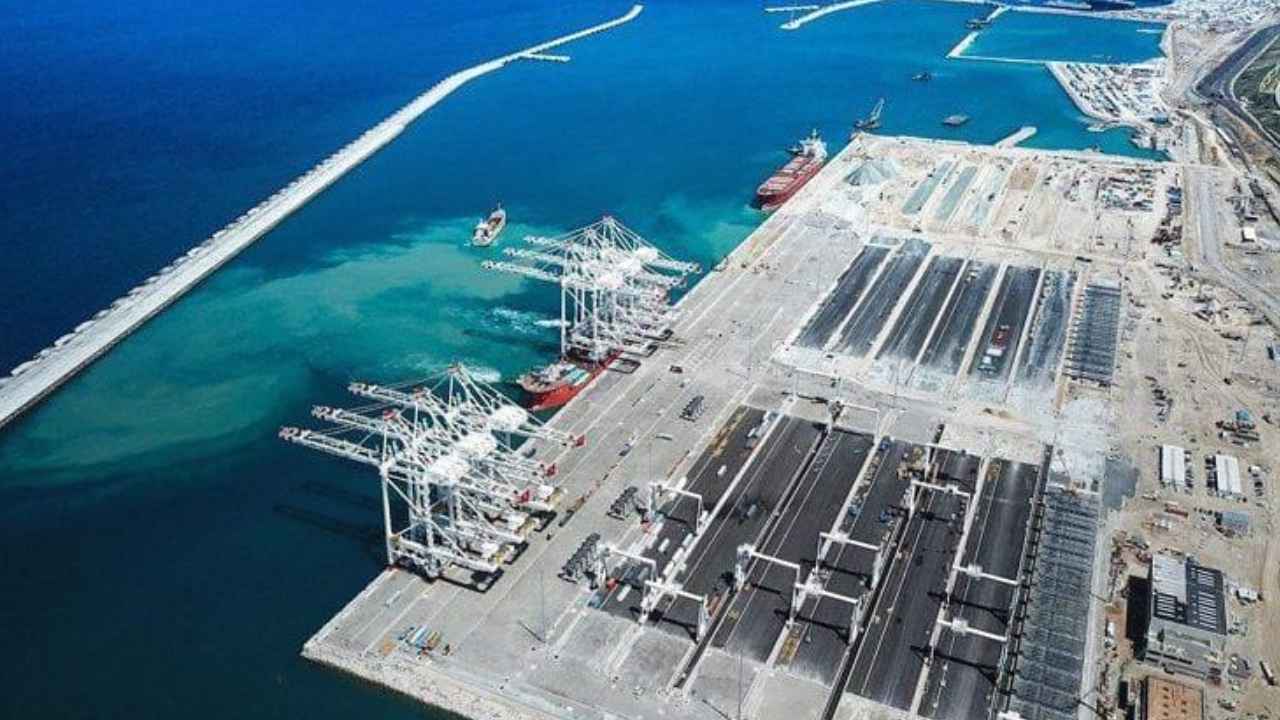Vista aérea del puerto Nador West Med en Marruecos con sus terminales de contenedores y grandes grúas