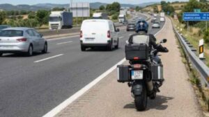 Las motos podrán circular por el arcén desde el 1 de octubre con un límite de 30 km/h