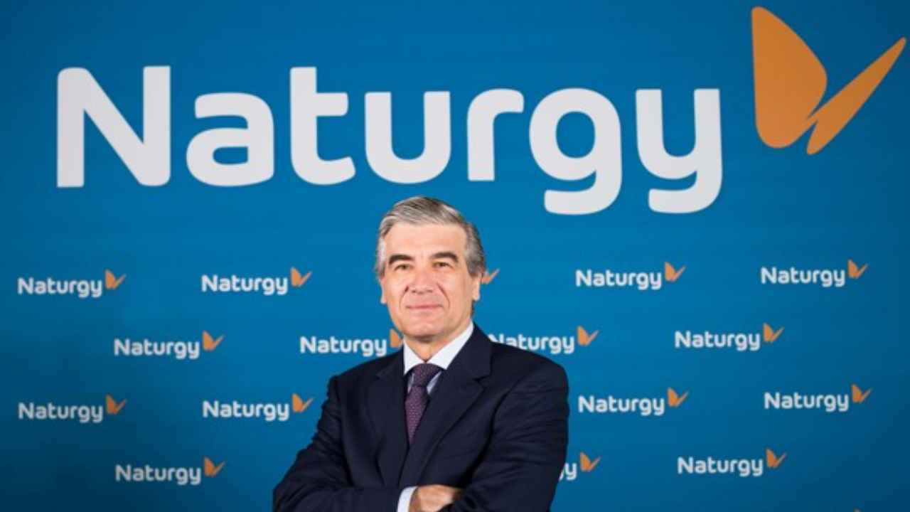 Directivo de Naturgy ante el logotipo de la compañía