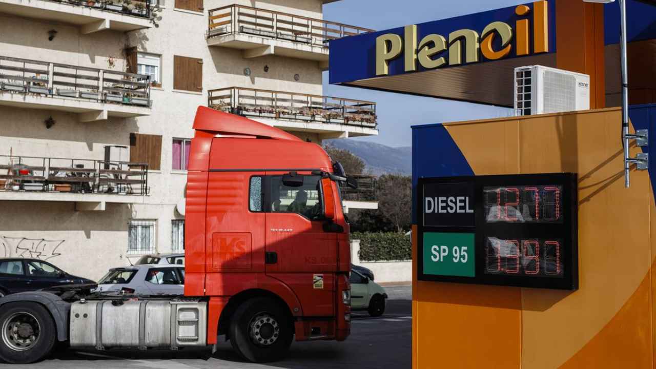 Camión junto a una gasolinera por las ayudas de hasta 1.350 euros para transportistas