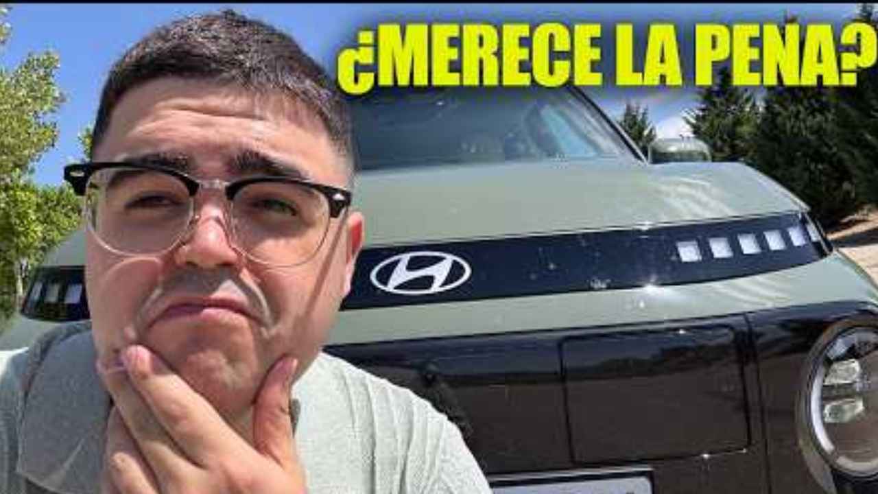 David Jiménez, Nemo Reporter, junto a un coche híbrido enchufable Hyundai.