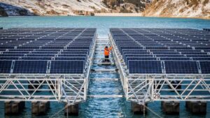 Suiza coloca 1.400 paneles solares flotantes a 1.810 metros de altura en un lago alpino pero también puede tocar tierra