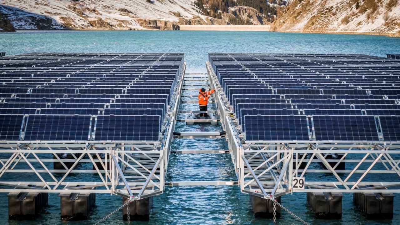 Paneles solares flotantes instalados en un lago alpino de Suiza