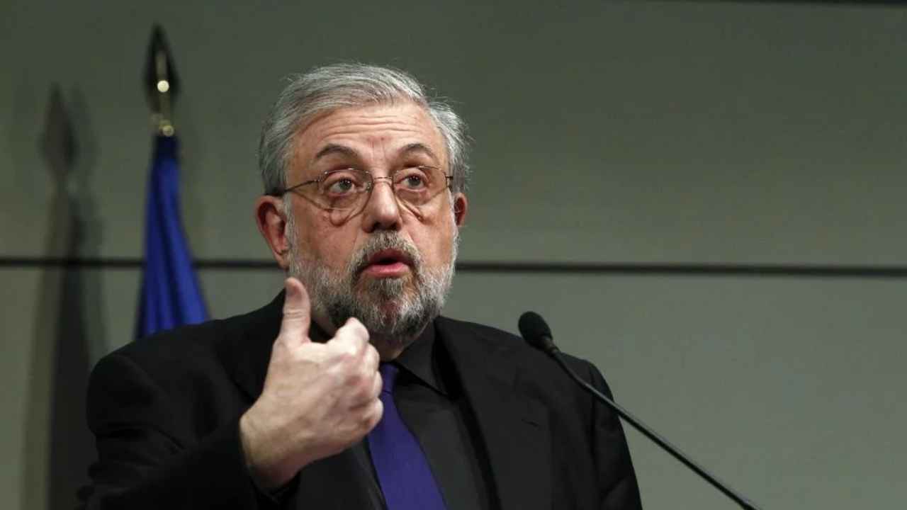 Hombre interviniendo en una conferencia sobre la reforma de la pensión de viudedad