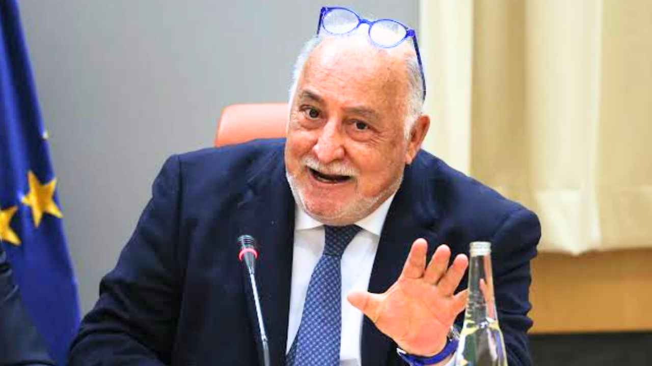 Pere Navarro, director general de Tráfico, habla ante un micrófono con una mano levantada.