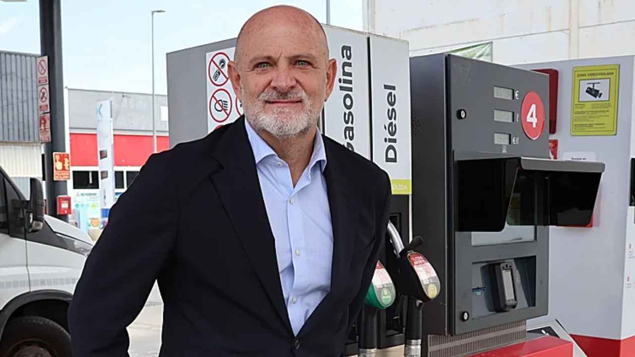 Directivo de Petroprix junto a los surtidores de una estación de servicio de la compañía