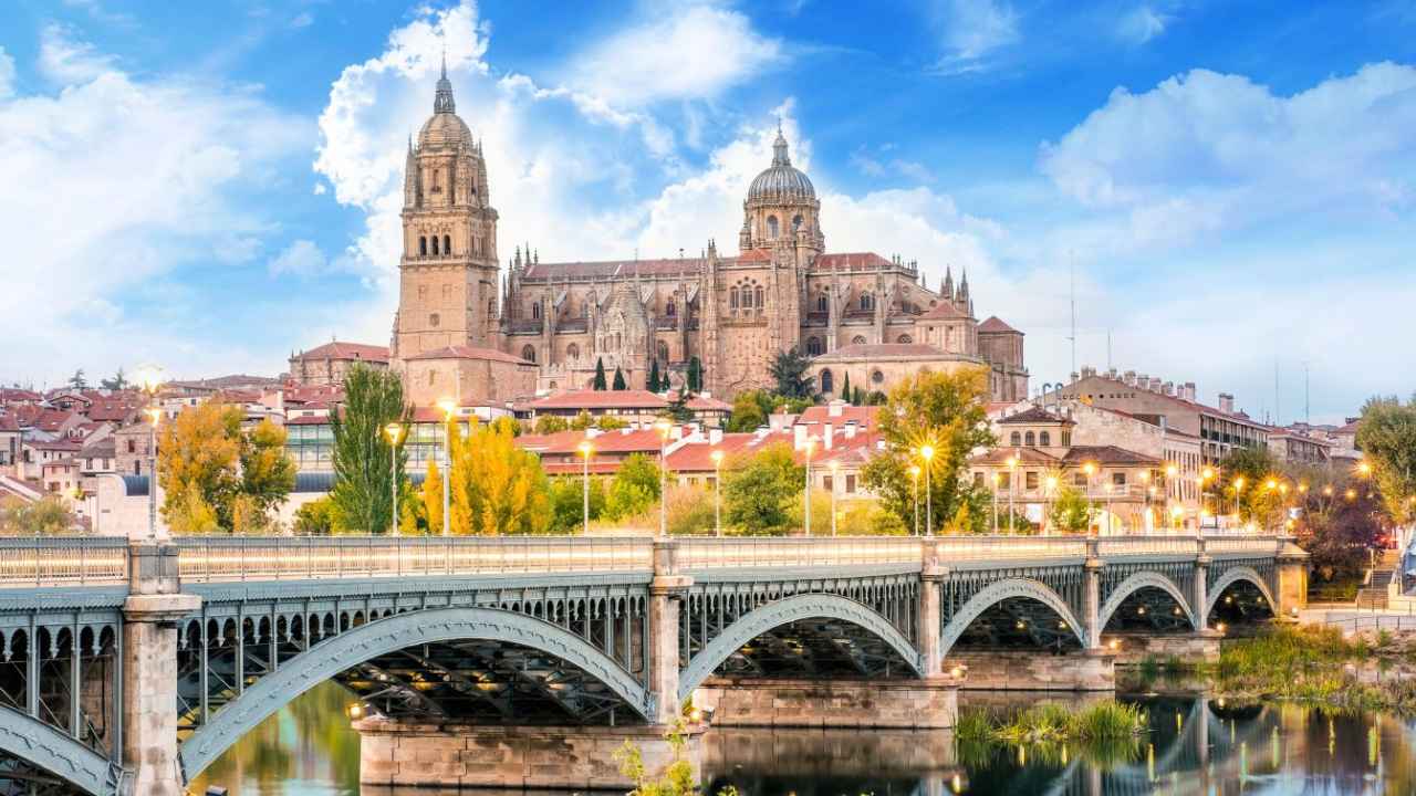 Vista de Salamanca con la Catedral y el puente sobre el río Tormes