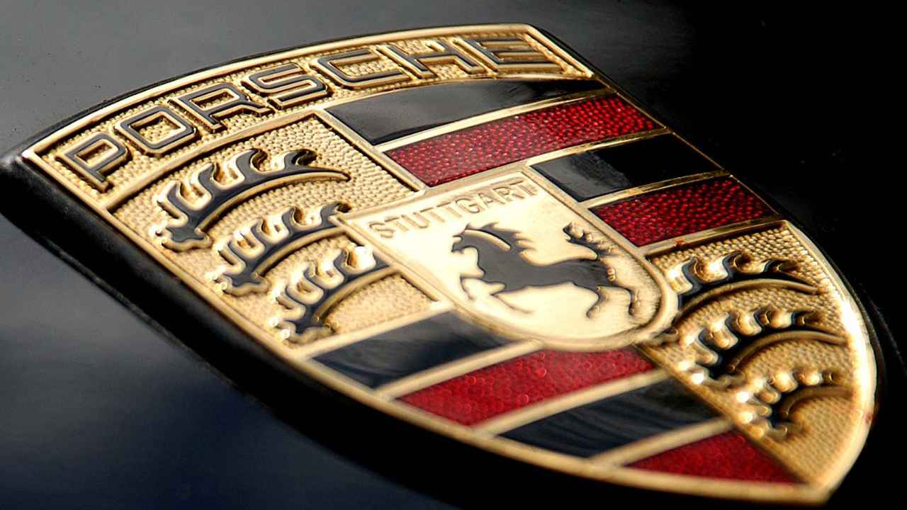 Escudo de Porsche sobre la carrocería de un vehículo