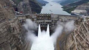 China usa 27 espejos para ganar tres horas de obra al día en la presa de 315 metros que busca el récord mundial