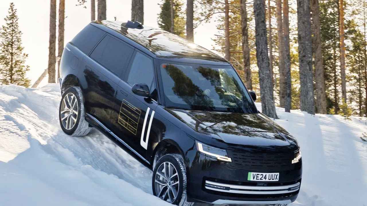 Range Rover Electric circulando durante la presentación de su primer modelo completamente eléctrico