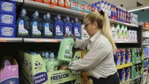 Los reponedores subirán un 3,5% su salario en 2026 y un 4% anual hasta 2029