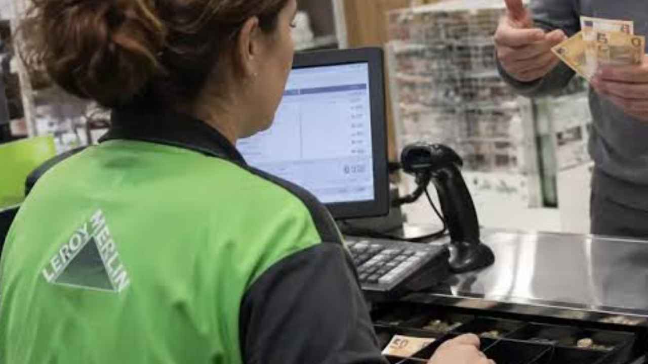 Cajera de Leroy Merlin atendiendo a un cliente que paga en efectivo
