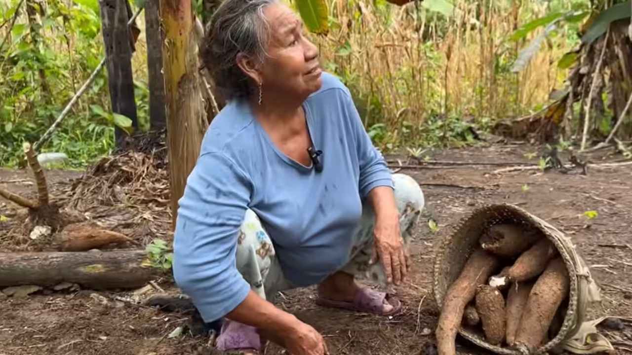 Rosa trabaja junto a una cesta de yuca en su chacra de la Amazonía ecuatoriana