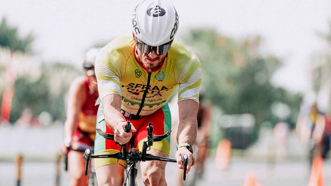 Ciclista profesional durante una competición deportiva