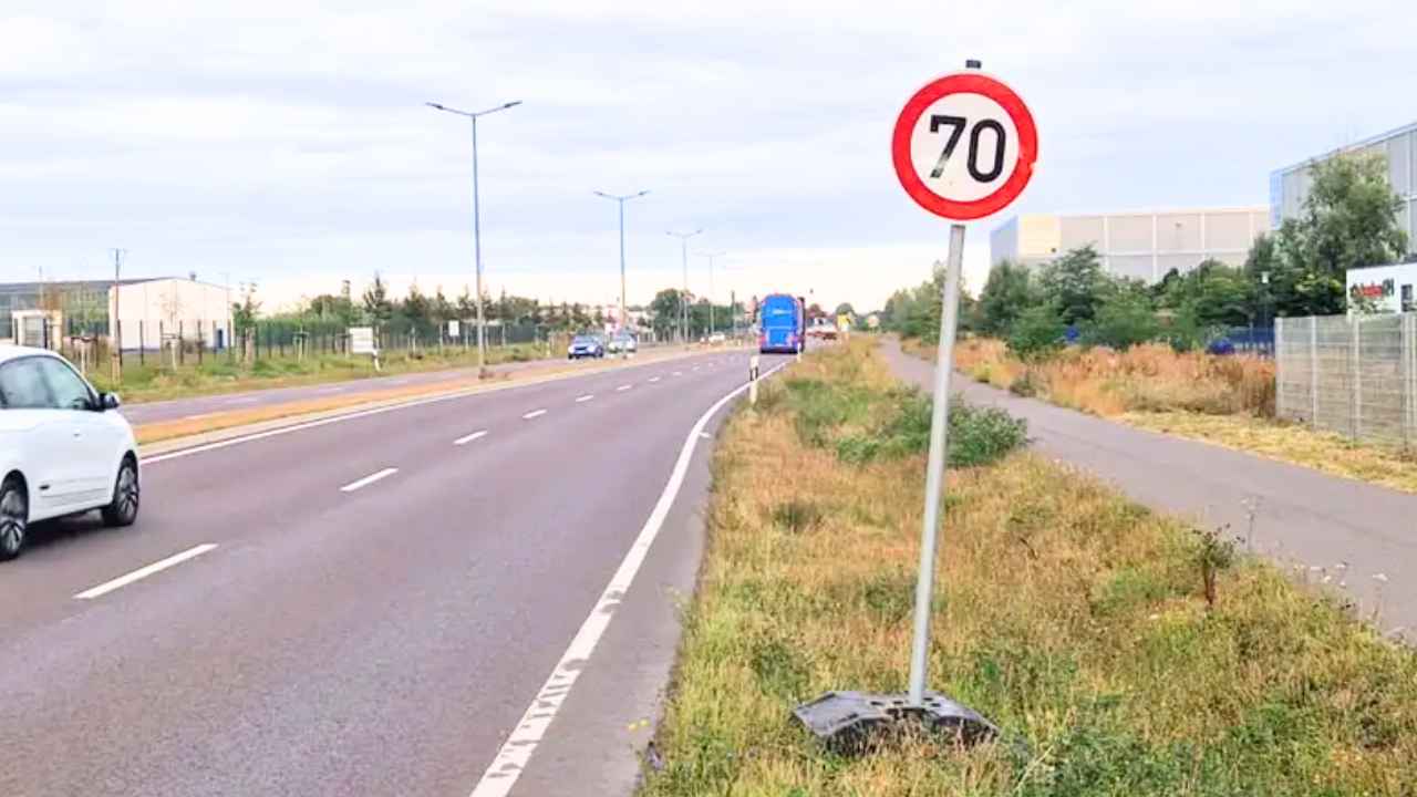Señal falsa de 70 km/h colocada junto a una carretera en Haldensleben, Alemania