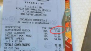 Una turista pide dos bebidas y algo de comer en Venecia y le cobran un extraño suplemento de 7 euros por escuchar música en directo