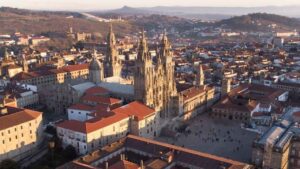 Tomar una caña a las ocho de la tarde se complica para los vecinos en algunos bares del centro de Santiago