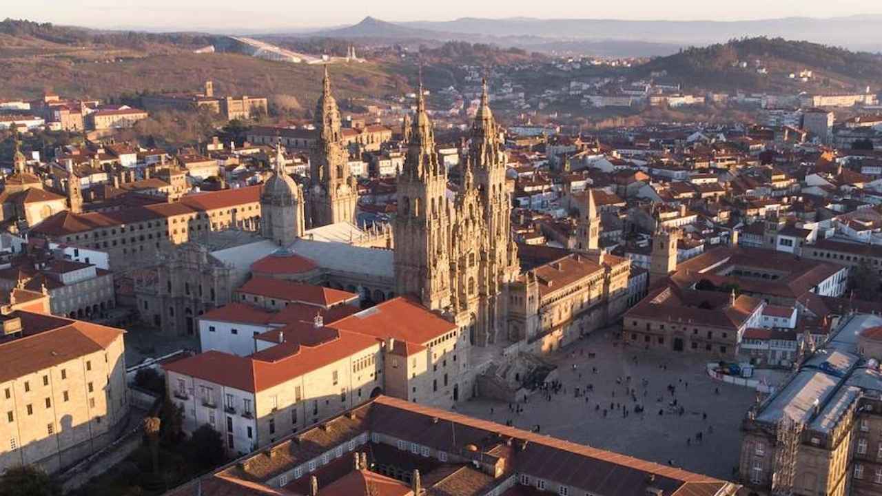 Vista aérea del centro histórico de Santiago de Compostela con la Catedral
