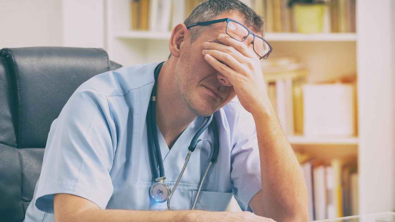 Trabajador sanitario con signos de agotamiento y burnout durante su jornada laboral