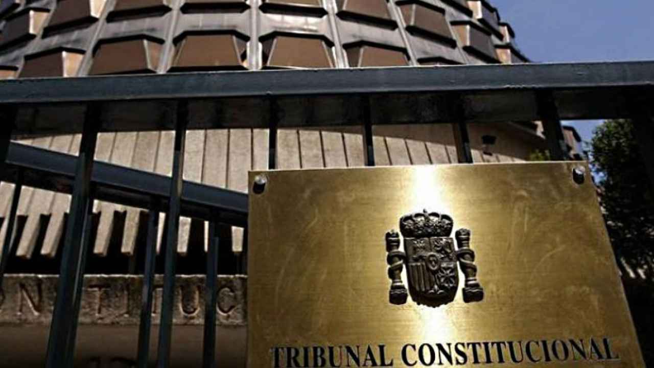 Fachada del Tribunal Constitucional en Madrid con la placa oficial en primer plano