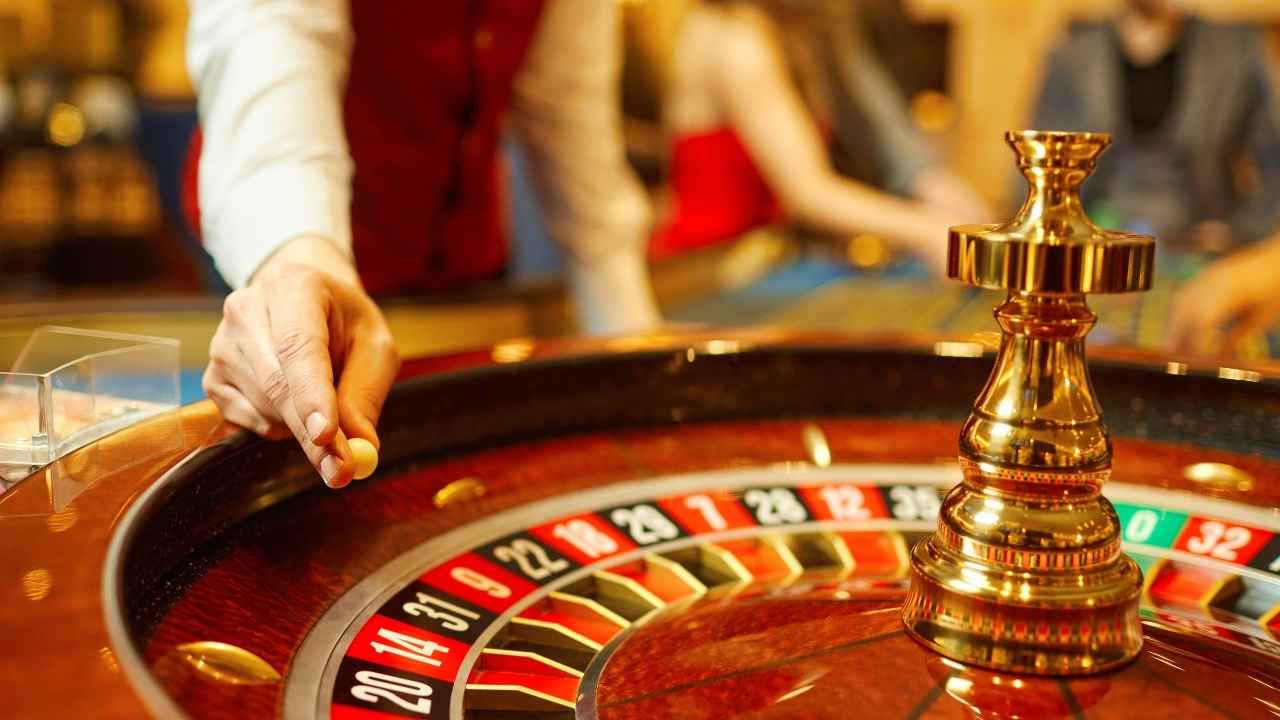 Crupier trabajando en una mesa de ruleta de un casino.