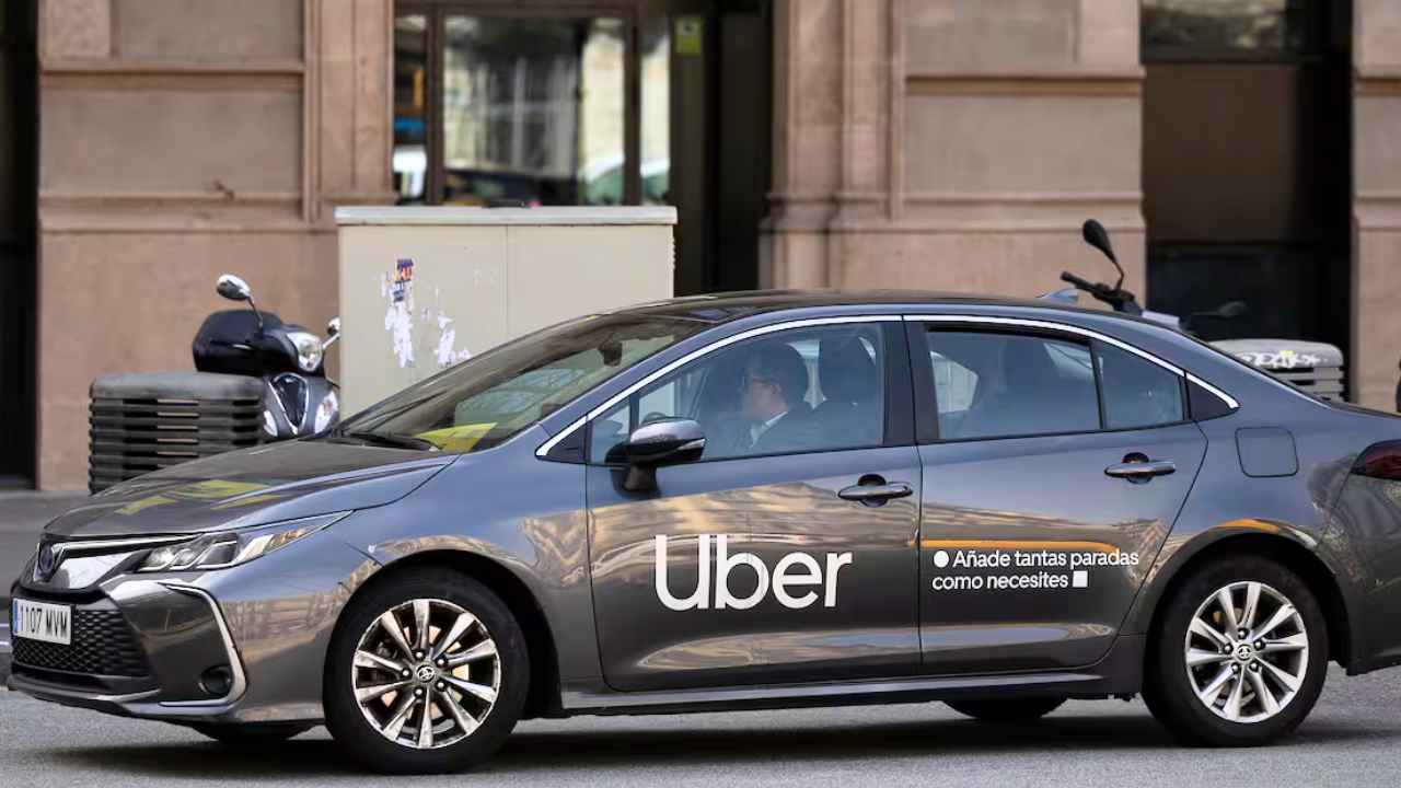Coche de Uber circulando por una calle de Madrid