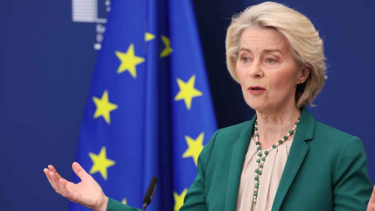 Representante de la Comisión Europea durante una comparecencia sobre normativa europea