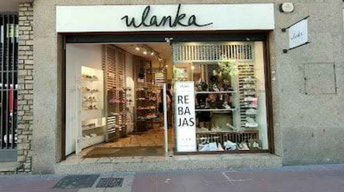 Fachada de una tienda Ulanka con carteles de rebajas