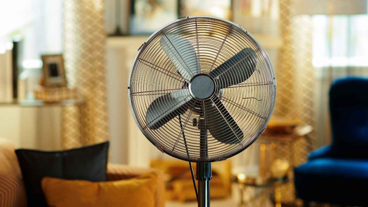 Un ventilador consume mucha menos electricidad que un aire acondicionado, aunque ambos aparatos no ofrecen el mismo nivel de refrigeración.