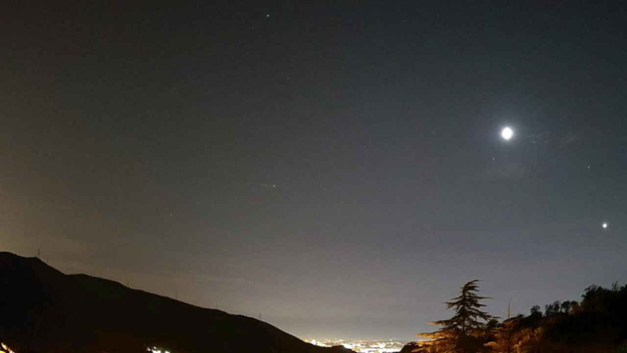 Venus brillante sobre el horizonte occidental después de la puesta de sol