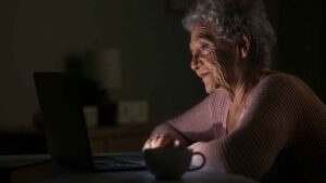 El juez frena a un comprador de una vivienda embargada tras dejar sin luz ni agua a su antigua propietaria de 88 años