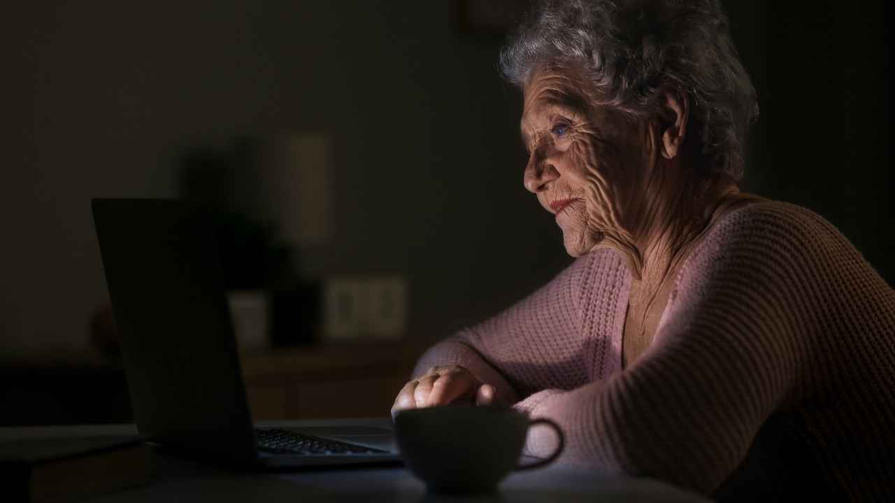 Mujer mayor en su vivienda durante un corte de luz