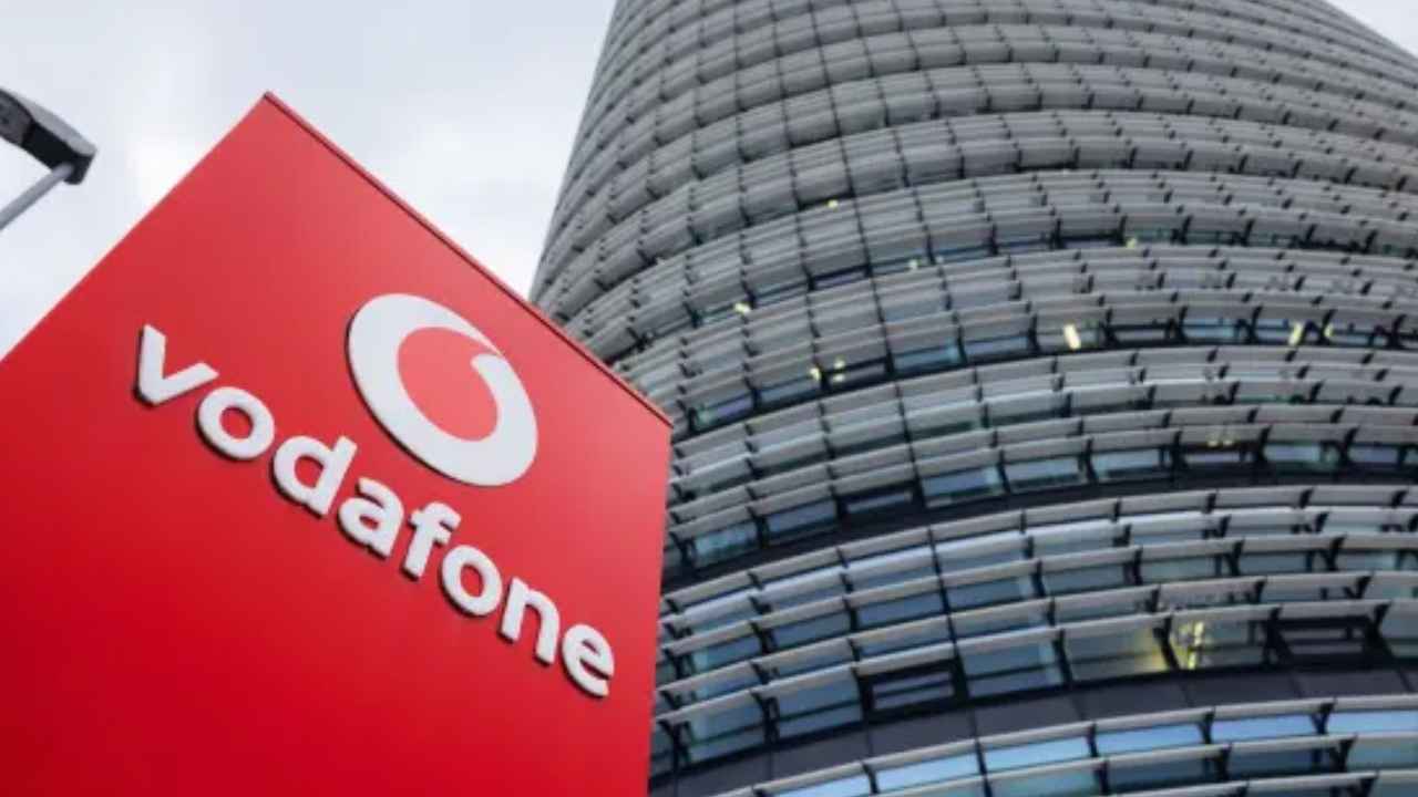 Logotipo de Vodafone frente a un edificio corporativo de la compañía