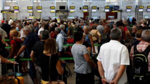 Más de 1.000 vuelos cancelados obligan a las aerolíneas a ofrecer reembolso o transporte alternativo