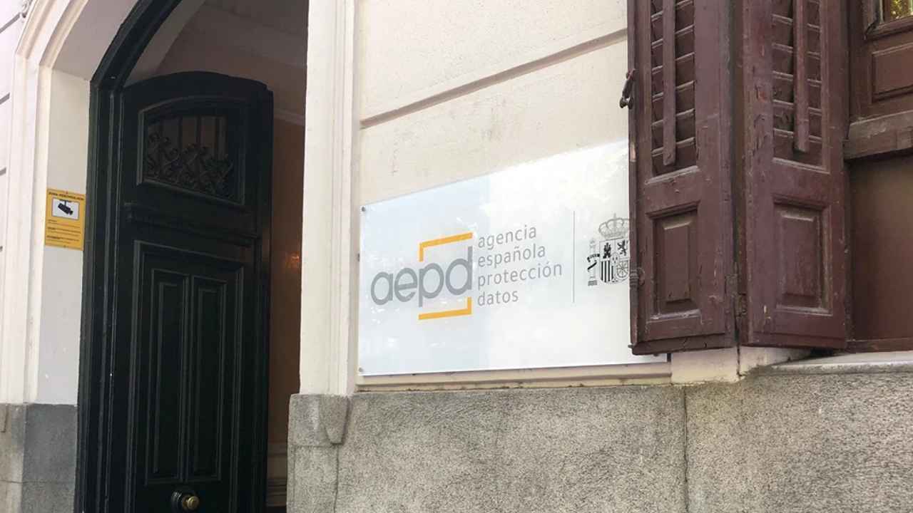 Fachada de la sede de la Agencia Española de Protección de Datos (AEPD) con el cartel oficial junto a la entrada.