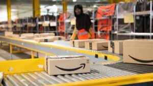 Amazon busca personal para trabajar en uno de estos tres centros: salarios de 10,40 a 13,57 euros por hora