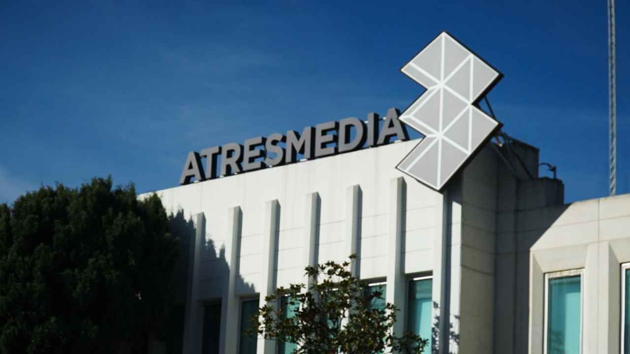 Fachada de la sede de Atresmedia con el logotipo del grupo audiovisual situado en la parte superior del edificio.