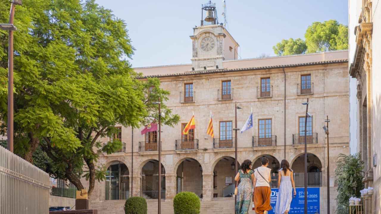 Fachada del Ayuntamiento de Dénia, en Alicante, que convoca ayudas de 130 euros por vivienda para familias con pocos recursos.