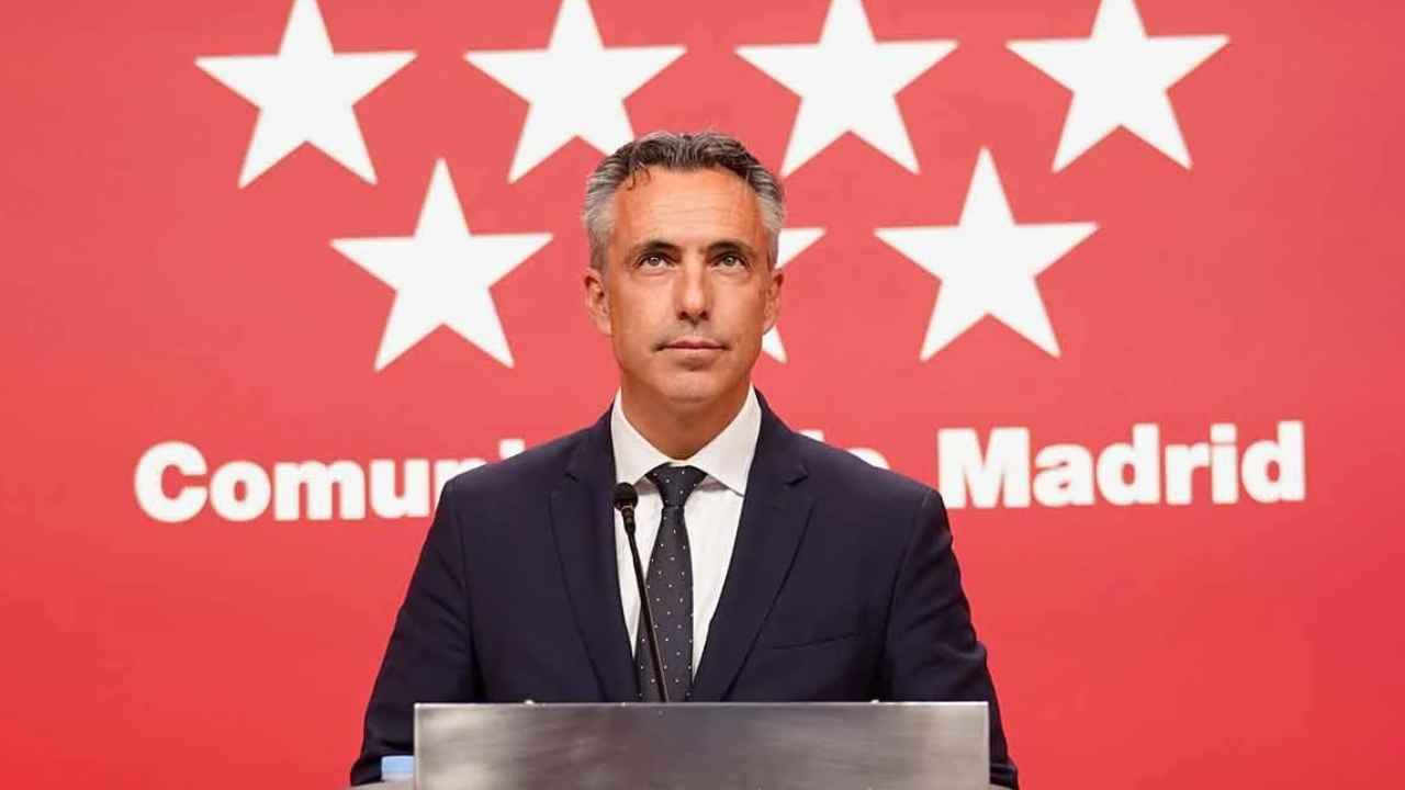 Representante de la Comunidad de Madrid durante una comparecencia institucional
