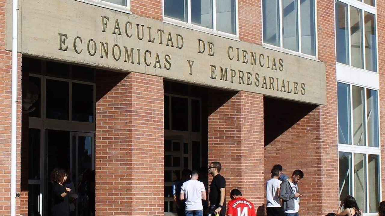 Estudiantes universitarios a las puertas de una facultad mientras Castilla y León amplía el plazo de las ayudas para la primera matrícula universitaria.