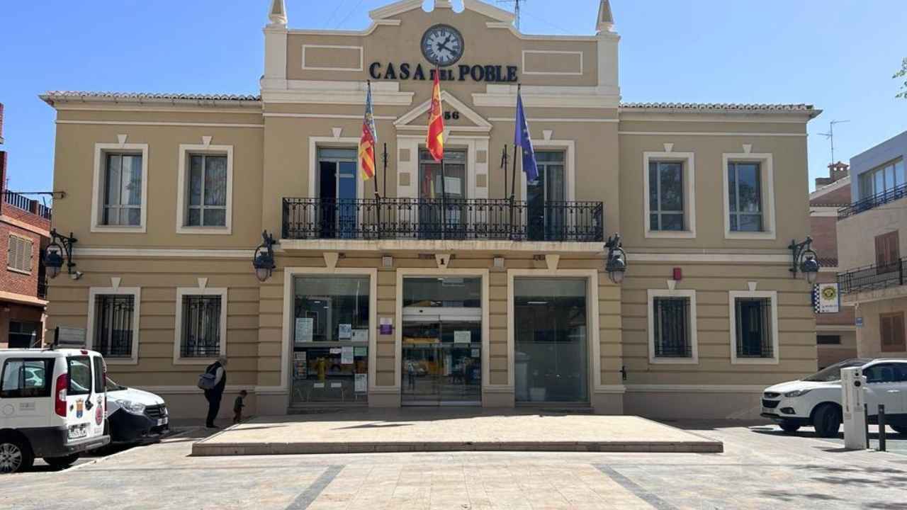 Fachada del Ayuntamiento de La Pobla de Farnals, en Valencia, que convoca tres plazas de peón de oficios múltiples como personal laboral fijo.